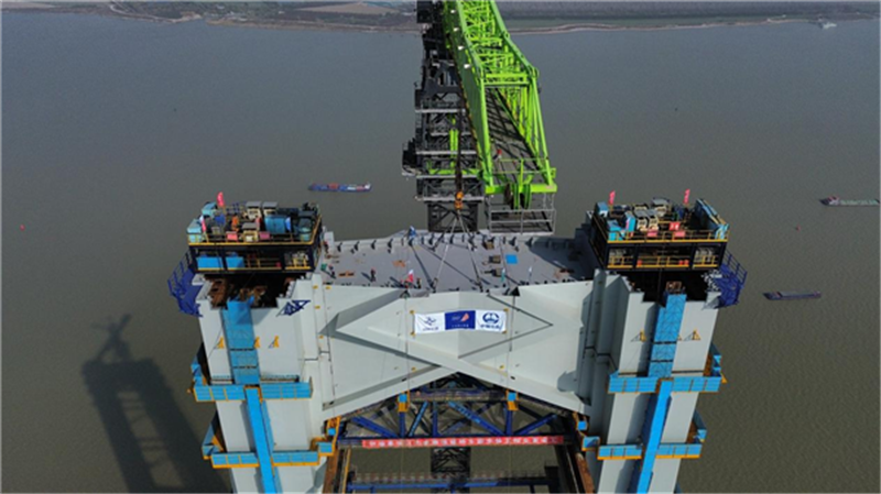 上横梁“云端合龙” 世界最高悬索桥索塔顺利封顶