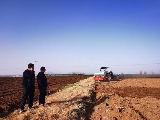 深翻冬炕“蓄能量”沃土“健身”待春耕