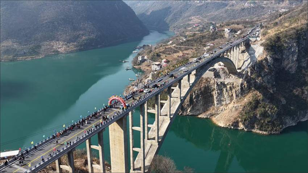 清江隔河岩库区宜昌长阳境内首座跨江大桥通车试运行