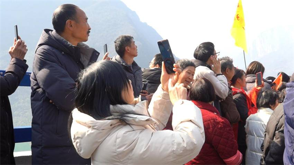 清江隔河岩库区宜昌长阳境内首座跨江大桥通车试运行