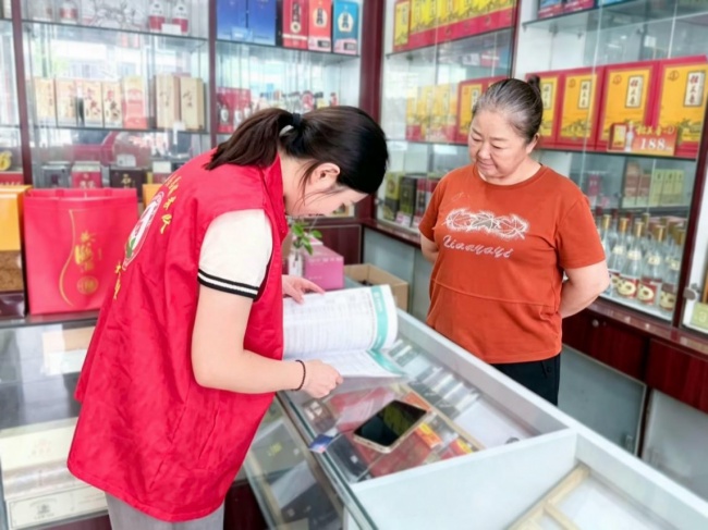 湖北大悟:“红装”穿巷访小店 三尺柜台绣“新景”