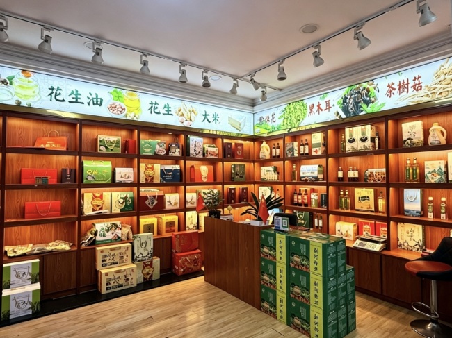 湖北大悟:“红装”穿巷访小店 三尺柜台绣“新景”