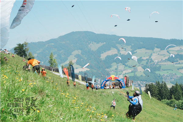 从“圣境山之翼”到“阿尔卑斯飞将” 在极限赛场闪耀的“中国之星”