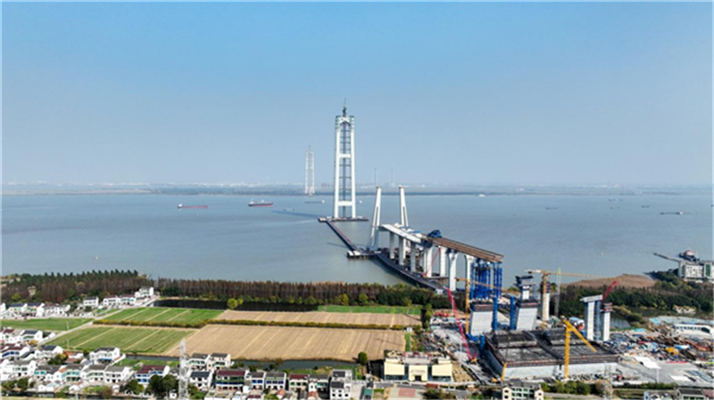 上横梁“云端合龙” 世界最高悬索桥索塔顺利封顶