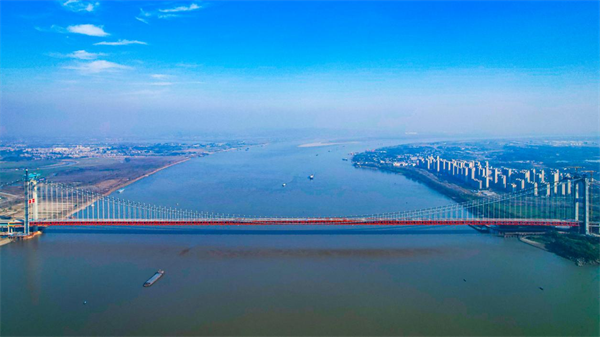世界最大跨径四主缆悬索桥湖北燕矶长江大桥合龙