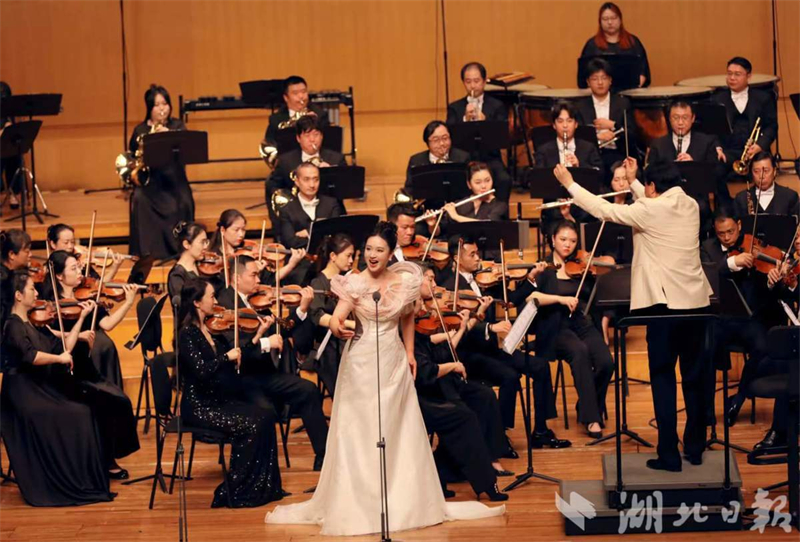 红色经典震撼人心 “长征组歌”交响合唱音乐会在武汉精彩上演
