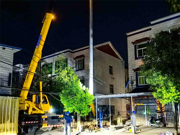湖北鄂州:30多名供电员工彻夜抢修 近百户居民用电零感知