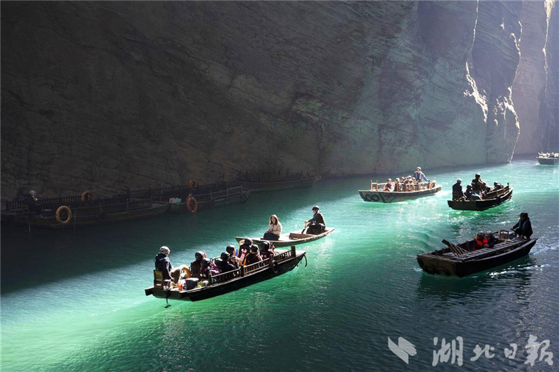 湖北鹤峰:“舟浮空中”初冬旅游热