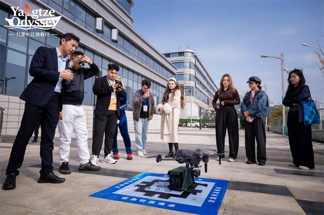 “万里长江侠客行”走进武汉光谷 外国博主探访中国“智造”新成果 null