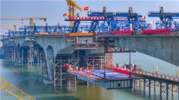 新南大道昌南大桥首片钢箱梁成功吊装