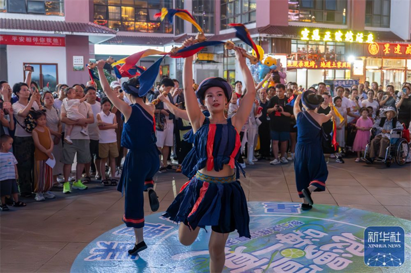 湖北宣恩:河畔夜生輝