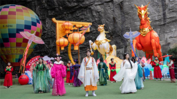 湖北利川腾龙洞新春奇幻灯会启幕