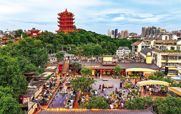“桌边就是黄鹤楼”火出圈 城市更新催生屋顶经济新场景