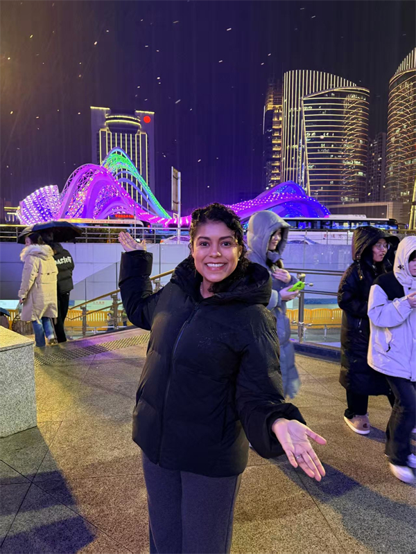 网红外教塞莉娅:保成路夜市的繁华最令粉丝着迷