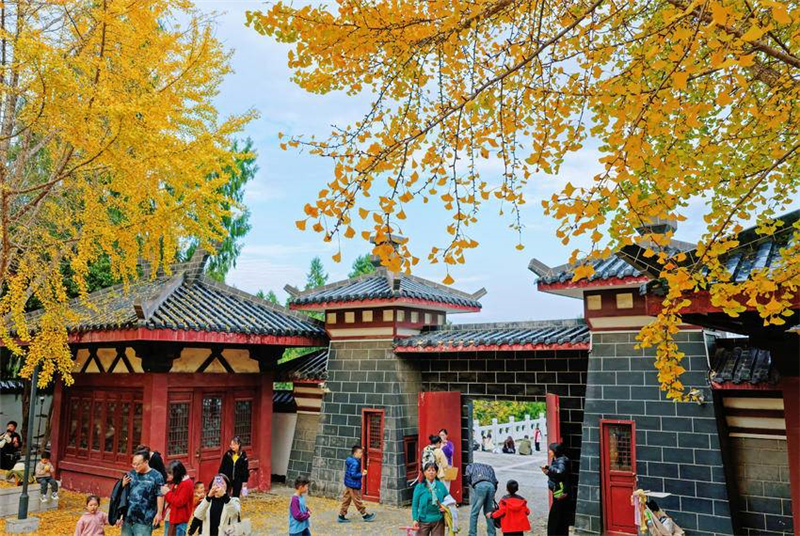 湖北荆门:“落叶缓扫”留美景