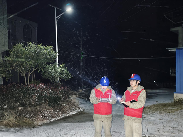 浴“雪”奋战守护万家灯火 国网麻城市供电公司全力应对雨雪冰冻保供电