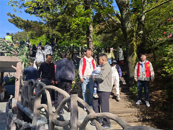 湖北麻城:将“实干课堂”搬到游客一线
