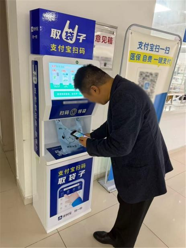 可降解环保袋免费领 农工党湖北省委携鄂州红十字会推动绿色就医