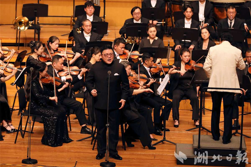 红色经典震撼人心 “长征组歌”交响合唱音乐会在武汉精彩上演