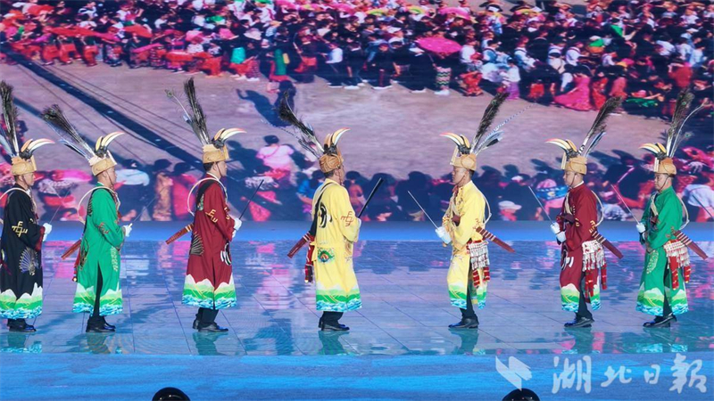 目瑙纵歌燃动贡水河畔 民族大联欢点亮浪漫宣恩