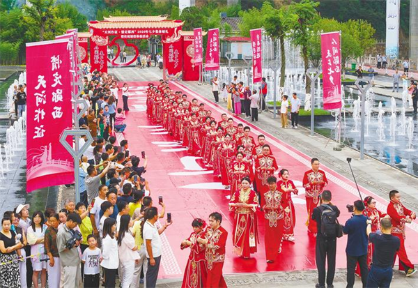 西十高铁开通后首个七夕 77对新人在郧西举办中式婚礼