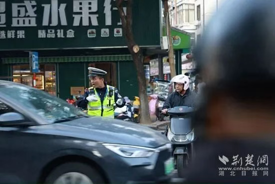 辅警李超,你的“不规范”动作被上网围观了 null