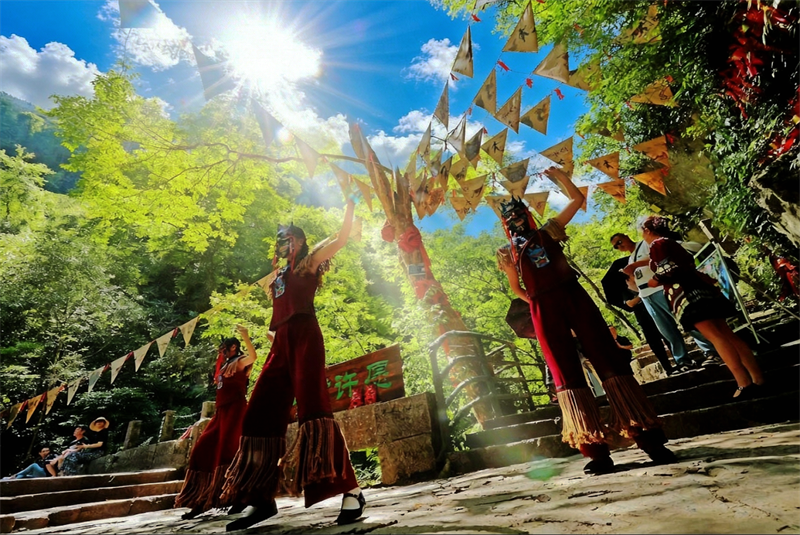 恩施蝶舞清江·地心谷暑期游客量持续攀升 22℃清凉峡谷成避暑“顶流”