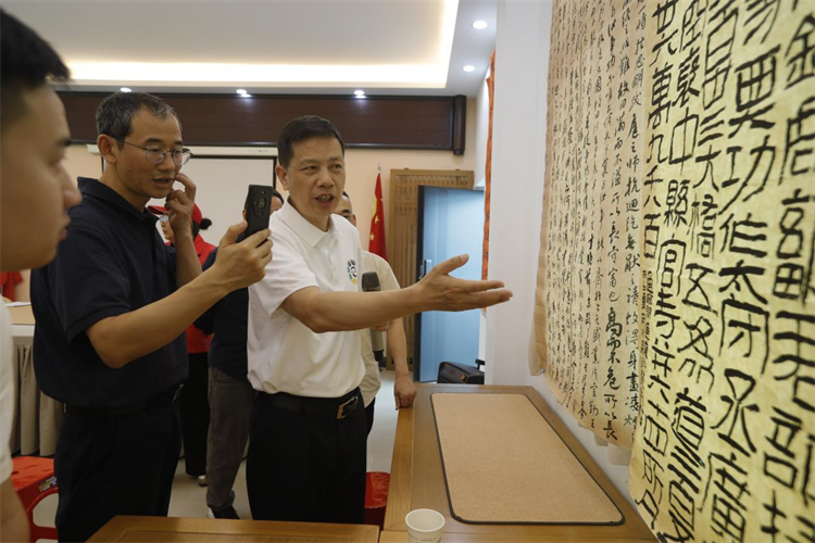 三峡移民新村迎来文艺名家 雨中演出暖人心