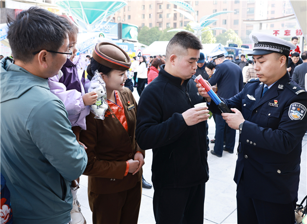 武汉开展“全国交通安全日”主题宣传活动