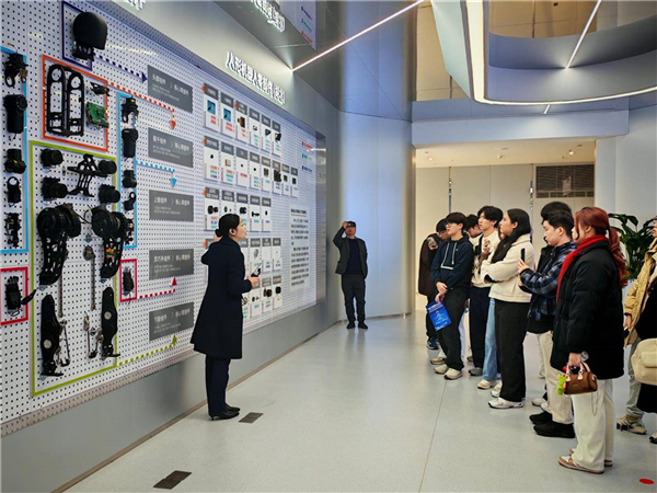 坐空轨 看勾践剑 观人形机器人 泰国学子“知音”之旅大饱眼福