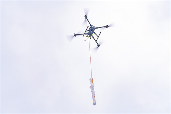 武汉之巅踏雪巡线!无人机除冰保电网安全运行