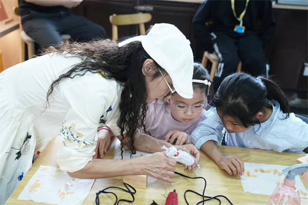 课堂搬到花树下 武汉龟山公园上演一场浪漫的自然课堂