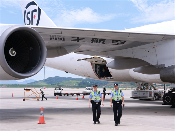 湖北口岸年出入境人员总量何以提前64天突破150万人次大关?三个镜头带你看! null