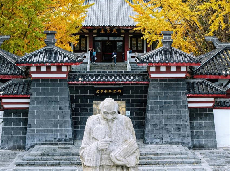 湖北荆门:“落叶缓扫”留美景