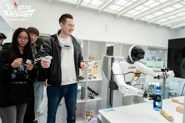 “万里长江侠客行”走进武汉光谷 外国博主探访中国“智造”新成果 null