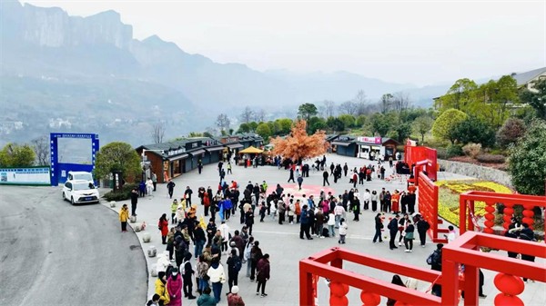 湖北恩施:民俗焕新添年味 科技赋能乐游人