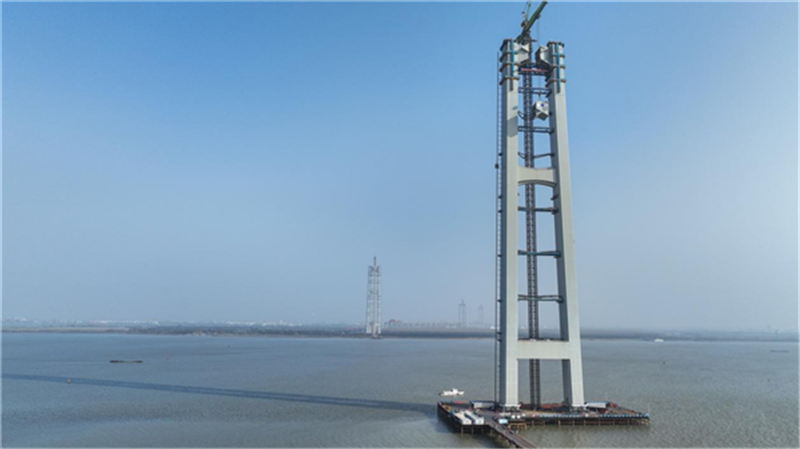 上横梁“云端合龙” 世界最高悬索桥索塔顺利封顶