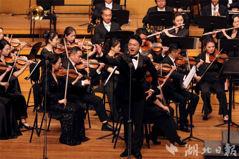 红色经典震撼人心 “长征组歌”交响合唱音乐会在武汉精彩上演
