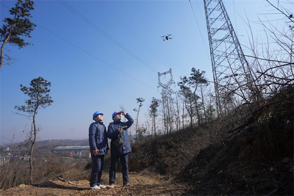 湖北孝感:京广高铁供电专线的“守护者”