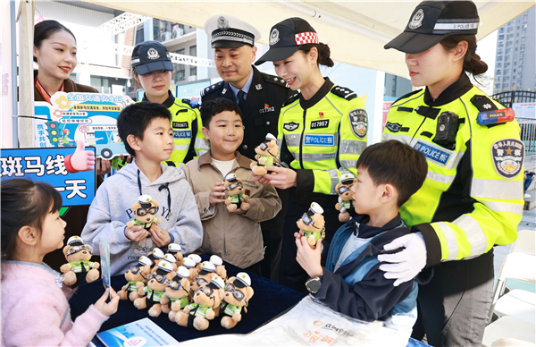 武汉开展“全国交通安全日”主题宣传活动