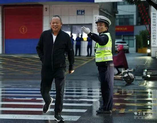 辅警李超,你的“不规范”动作被上网围观了 null