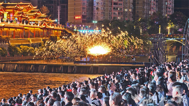 夜游宣恩灯火璀璨 喜迎湖北省民族运动会
