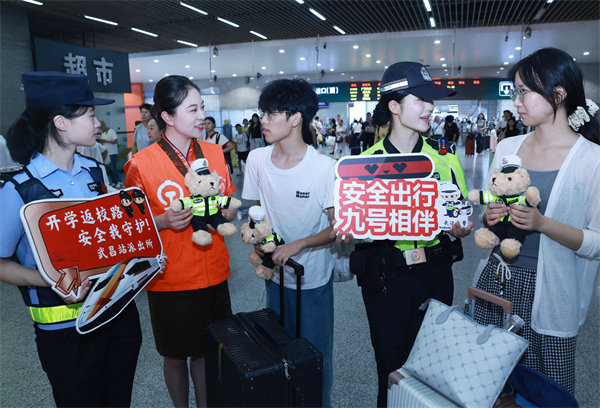 湖北武汉:护航开学季 “三站一场”迎新活动别开生面
