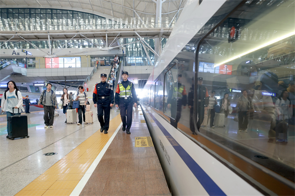 武漢鐵路全力保障國慶返程旅客出行