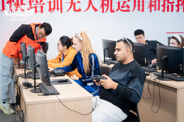 “万里长江侠客行”走进武汉光谷 外国博主探访中国“智造”新成果 null