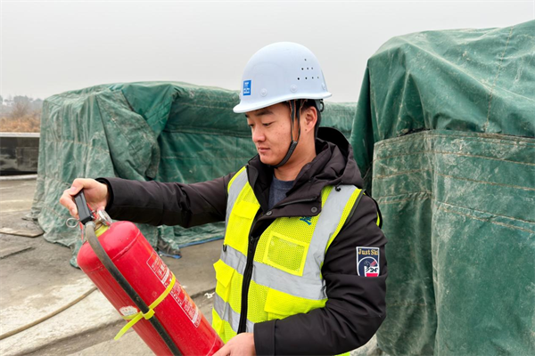 中建二局建设者:用坚守绘就“敬业福”