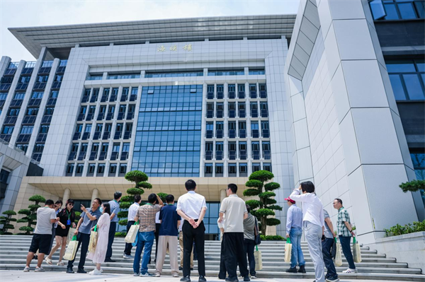 “智能时代能源变革与城市更新”学术研讨会暨协同创新中心成立大会在武汉举行
