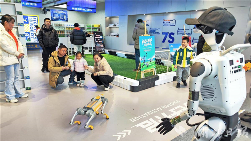 机器人7S店成为光谷热门打卡地