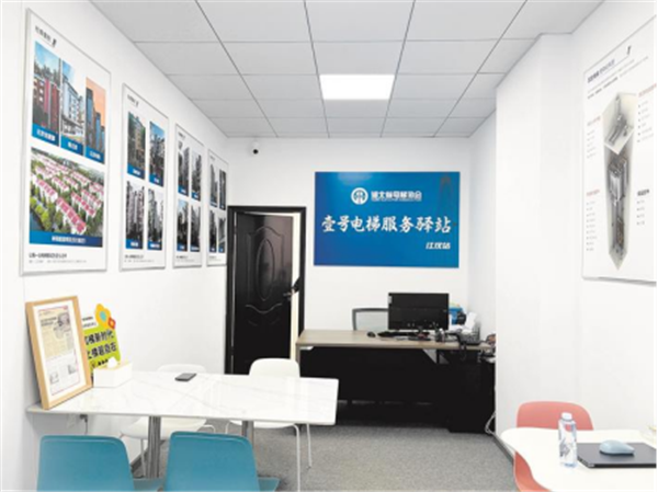 “小蓝帽”热心解答 驿站提供一条龙服务 “加梯”模式在武汉有创新