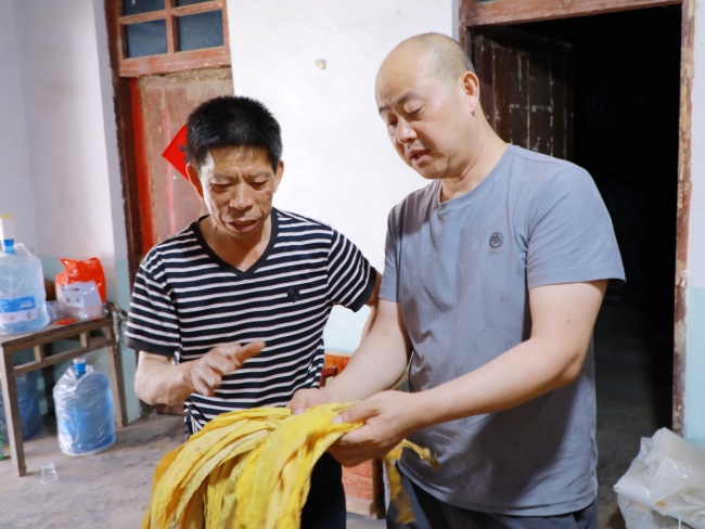 湖北利川:烟叶分级“搬进家” 上门服务“手把手”